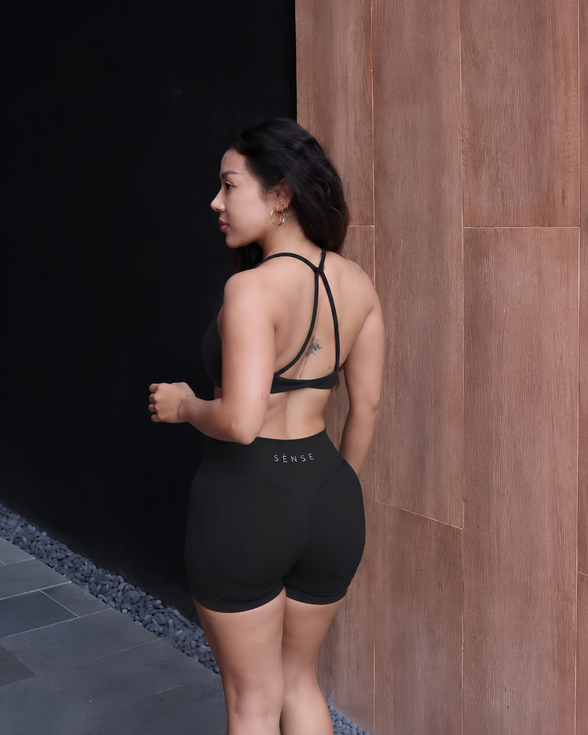 SEAMLESS GLOW HEART TOP BLACK